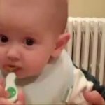 Dar de comer zanahorias al hermanito bebé