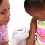 Las inmunizaciones. Una guía para padres y madres