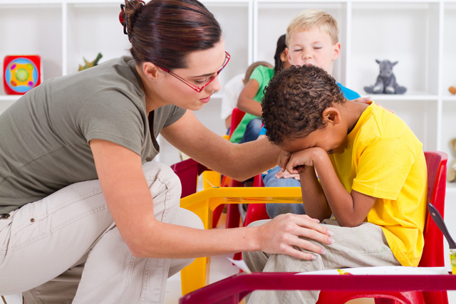 Cómo ayudar a los niños a manejar los sentimientos grandes en el salón de clases