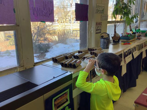 Figura 7. Los alumnos utilizaban sus binoculares a menudo para buscar ardillas a través de la ventana. 