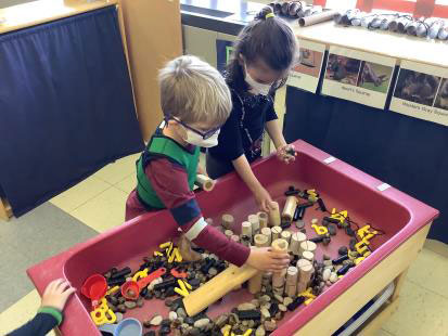 Figura 10. Los materiales naturales que se colocaron en la mesa sensorial les dieron a los niños inspiración para construir refugios para las ardillas. 